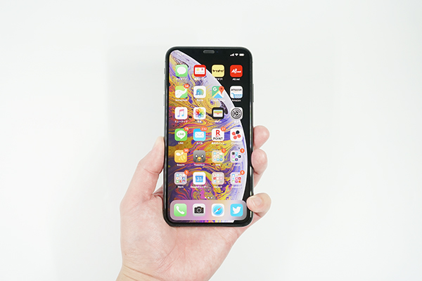 iPhone XS Maxを手に持ったところ・表