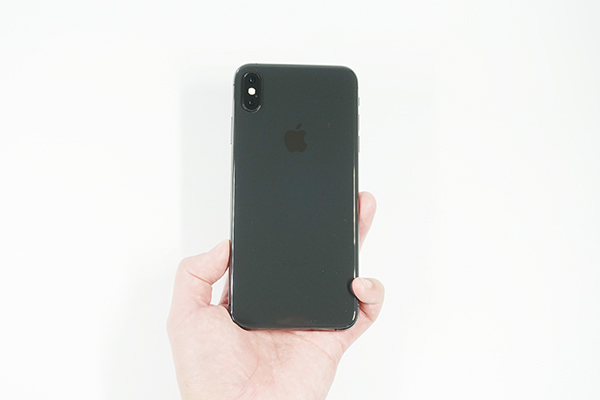 iPhone XS Maxを手に持ったところ・裏