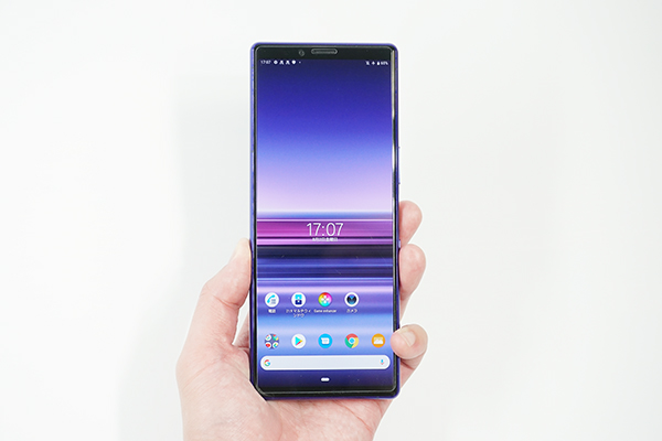 Xperia 1を手に持ったところ・表