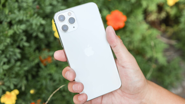 iPhone 11 Pro シルバー 日中