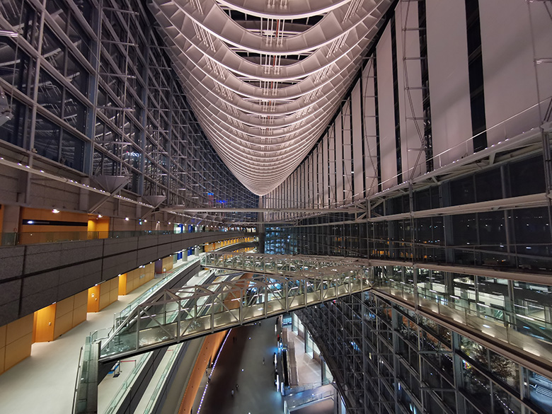 夜の国際フォーラム上階