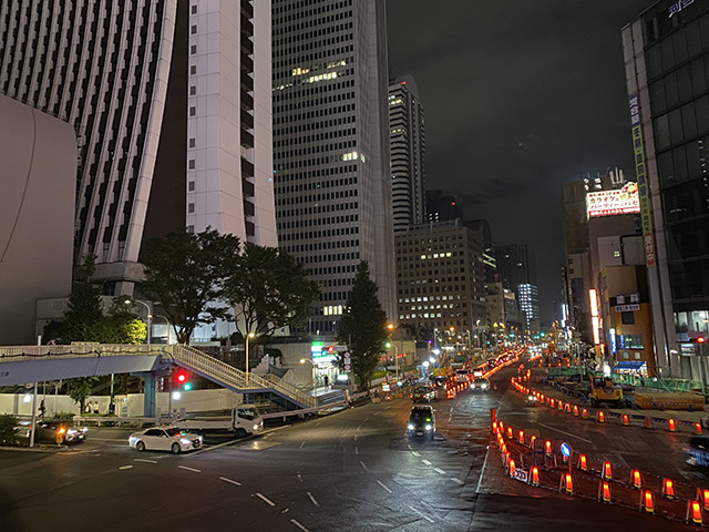 ナイトモードで撮影した新宿の交差点