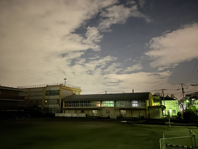 ナイトモードで撮影した夜の校舎