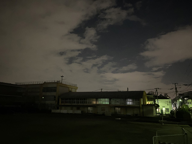 通常モードで撮影した夜の校舎