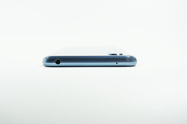 AQUOS sense3 plus 上部