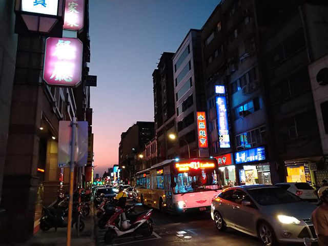 夕暮れの街中の写真