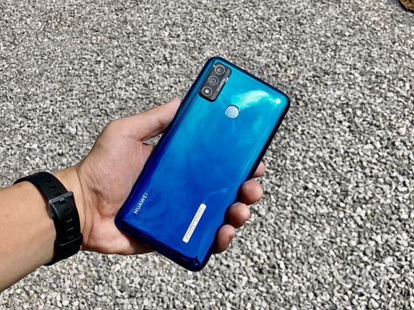 HUAWEI nova lite 3+ サイズ・重量感