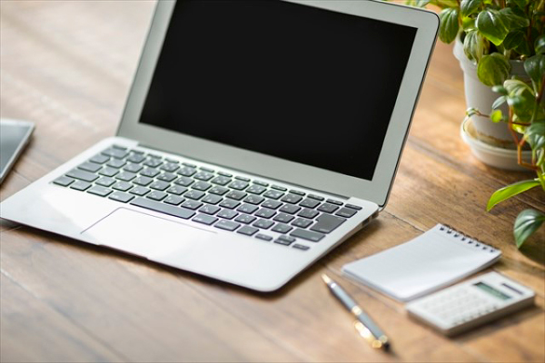 ノートPCとメモ帳 ペン 電卓
