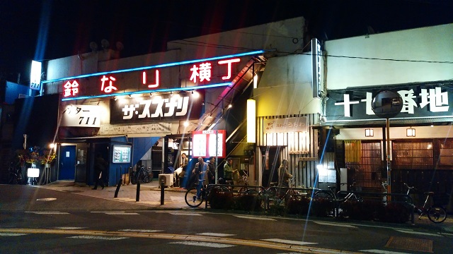 ARROWS NXで撮った夜の町の看板
