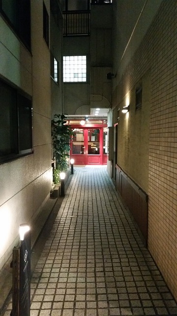 GALAXY S5で撮った飲食店の赤い扉