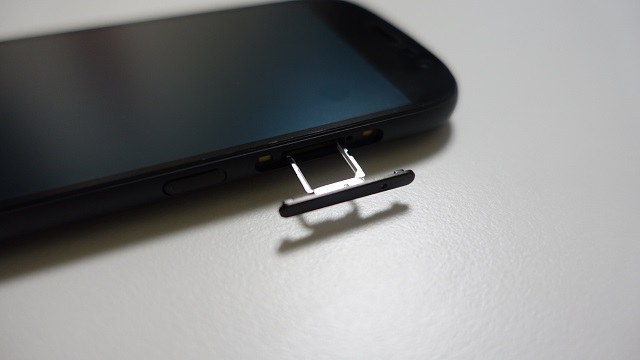 SIMカードのトレイ