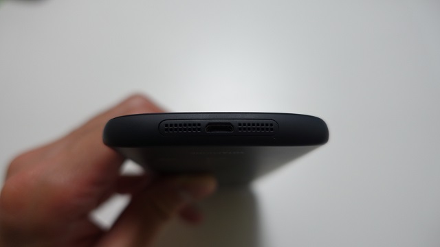 USB端子とスピーカー