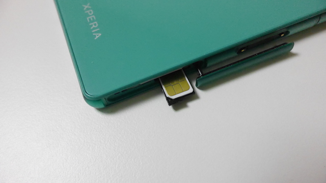 SIMカードをトレイに乗せたら再び差し込む