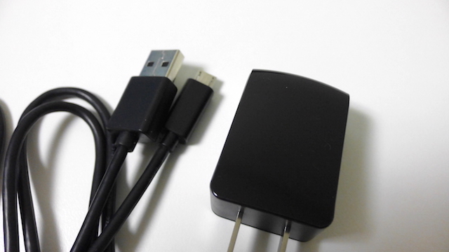 付属品の充電アダプターとUSBケーブル