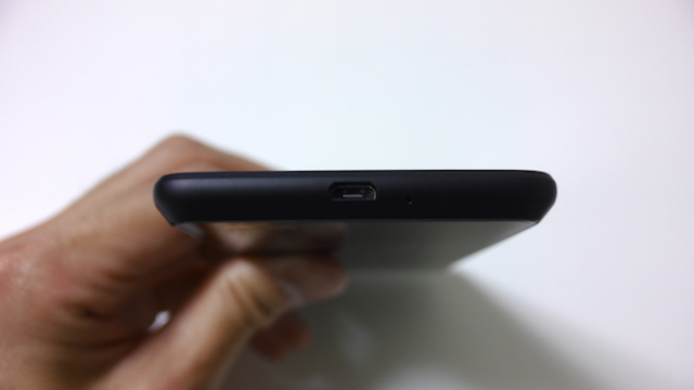 下面にはMicroUSB端子とマイク