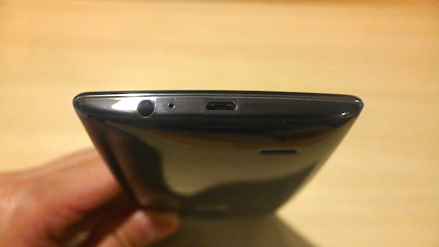 下面にはイヤフォンジャックとMicroUSB端子