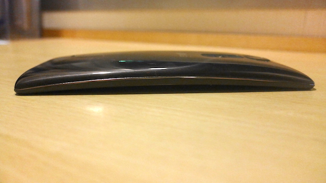 伏せてみると真ん中が橋をかけたように浮いている