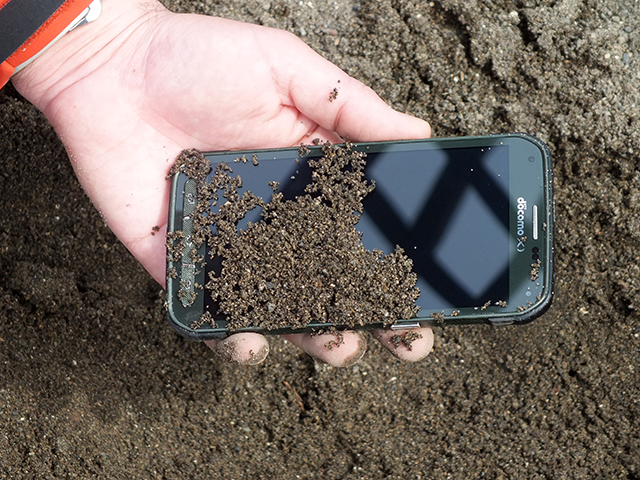 砂まみれのスマホ