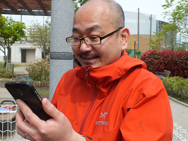 スマホを手に持つ