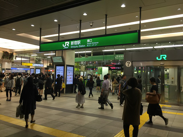 夜の新宿駅南口付近
