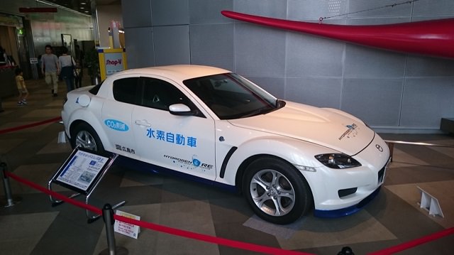 館内にはあらゆる乗り物に関する貴重な展示物が見て楽しめる。この日は「RX-8」が展示、なんとエンジンは水素ロータリーエンジンを搭載。