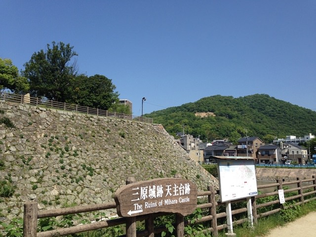 駅の北側には三原城跡として、立派な石垣とお堀がある。