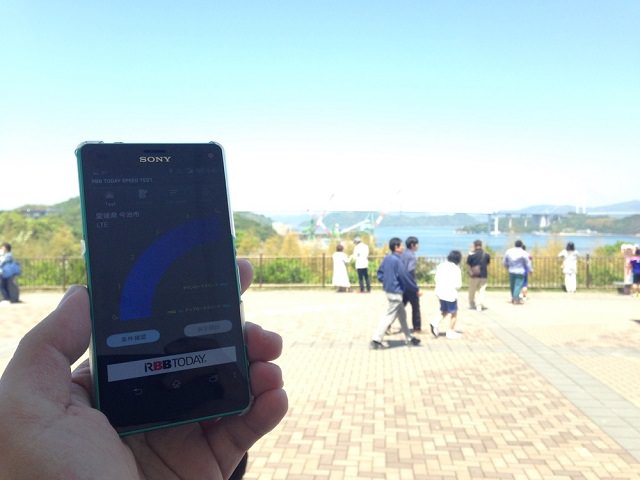 四国本土に上陸して最初の休憩ポイントである来島(くるしま)海峡サービスエリア。尾道側から渡ってくると、来島海峡大橋を一望できる。