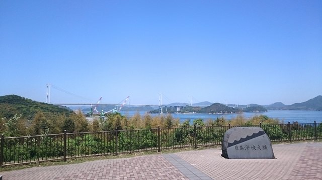 建物を反対側に抜けると展望スペースがあり、来島海峡大橋を眺めながらランチを楽しむことも可能。