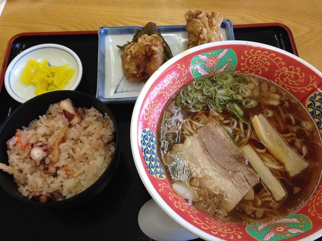 尾道スタイルの「海道ラーメン」。たこ飯とから揚げがセットで930円。