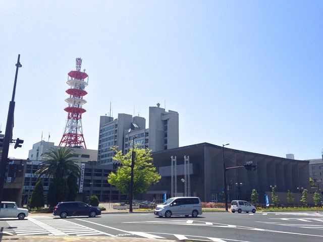 今治城からもほど近い今治市役所。写真左側奥が本庁舎で、右側の建物は丹下健三が設計した今治市公会堂で、コンサートや演劇などに使用される。