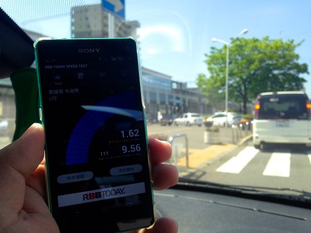 今治市役所から500mほどのJR今治駅。瀬戸内海沿いを走る予讃(よさん)線は香川県の高松駅から愛媛県松山駅を通過し、その先の宇和島駅までを走る路線。