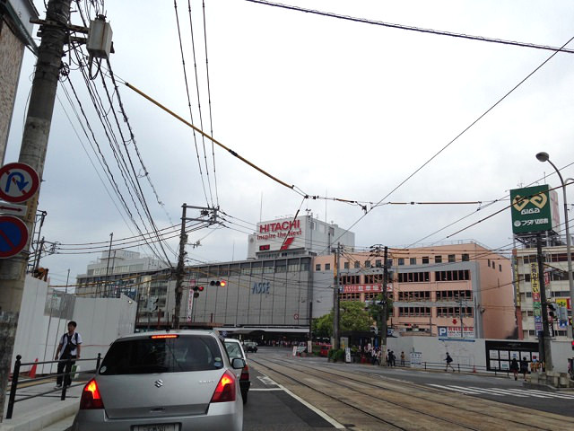 広島駅前に近づくにつれて、赤い服をきた人々が目立ってきた。