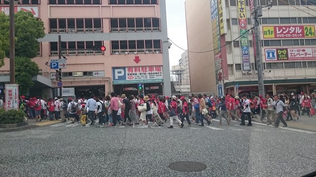 カープユニフォームをきた「赤い」人たちが多く、思わず写真を撮ってしまった。