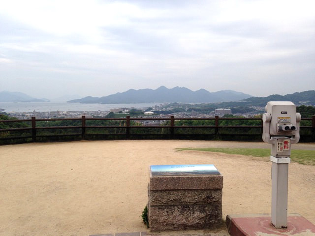 鳥居の先の展望台の先には、宮島を始めとする島々を望むことができる。