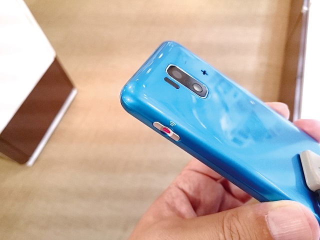 丸みを帯びた背面カバーが特徴のSH-03Fには、防犯ブザー機能がついており、同時に登録していた連絡先への発信も可能