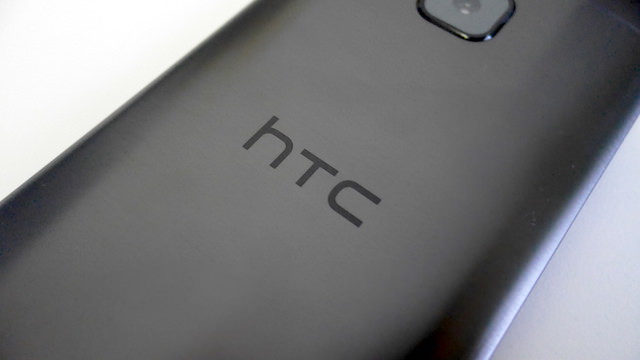 背面には大きくデザインされたHTCのロゴ