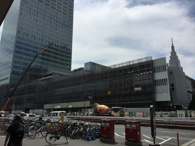 朝の新宿駅南口改札口付近