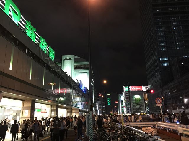 夜の新宿駅南口改札口付近