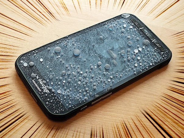 冷凍庫から取り出したGALAXY S5 ACTIVE。表面の水滴がそのまま凍っている。じっと見てると、ちょっとキモイ……