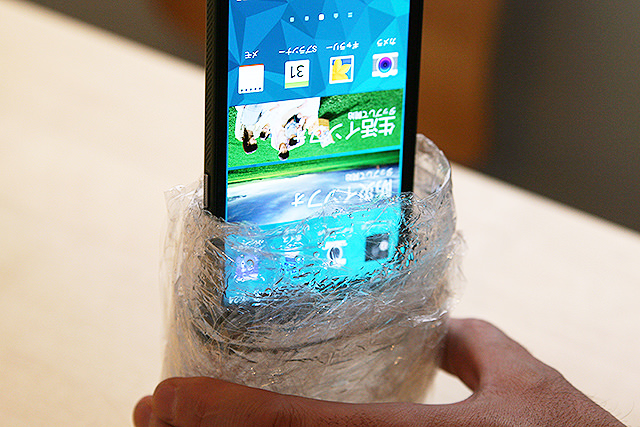 手製のケースに水を入れ、電源のオンのままGALAXY S5 ACTIVEを差し込む。うん、目にも涼しげな感じですね