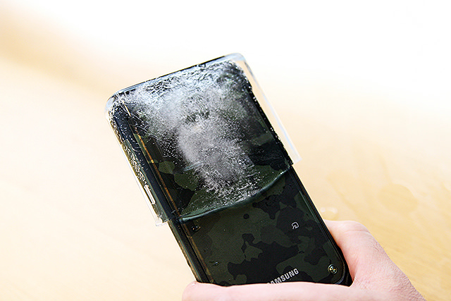 見事に上半分が凍ったGALAXY S5 ACTIVE。もちろん冷え冷えです。