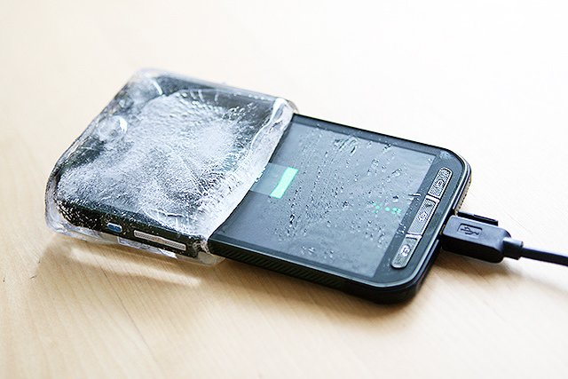 上半分が凍ったままでも充電は可能。すごいぞGALAXY S5 ACTIVE!