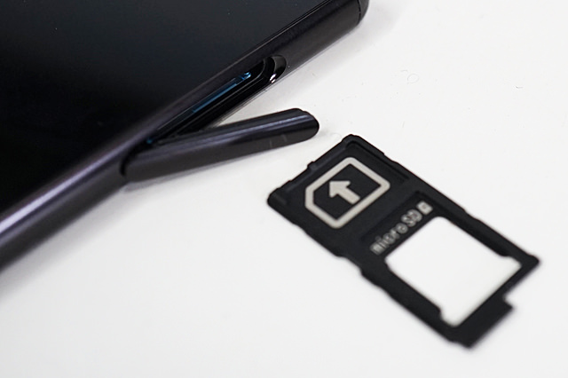 SIMカードとMicroSDカードは1スロットへ