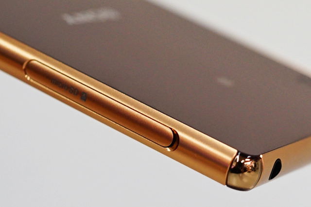 Xperia Z4の光沢と艶のあるフレームとコーナー