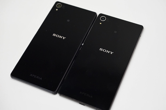 ブラック:Xperia Z3(左)と、Xperia Z4(右)