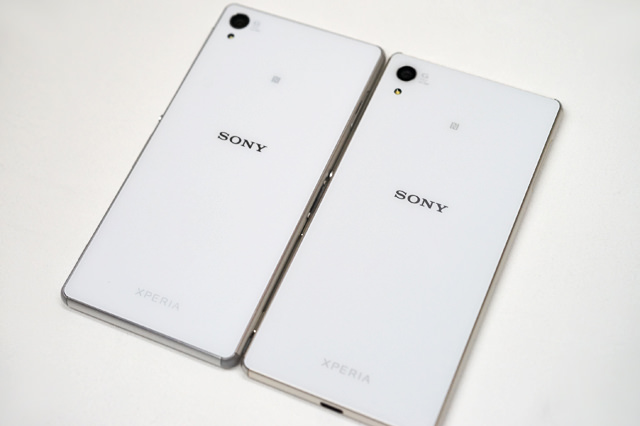 ホワイト:Xperia Z3(左)と、Xperia Z4(右)