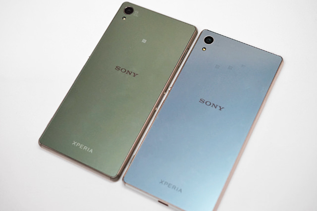 アクアグリーン:Xperia Z3(左)と、Xperia Z4(右)