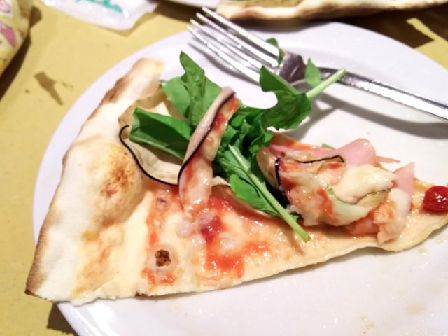 この店自慢のピザ。美味しくいただきました