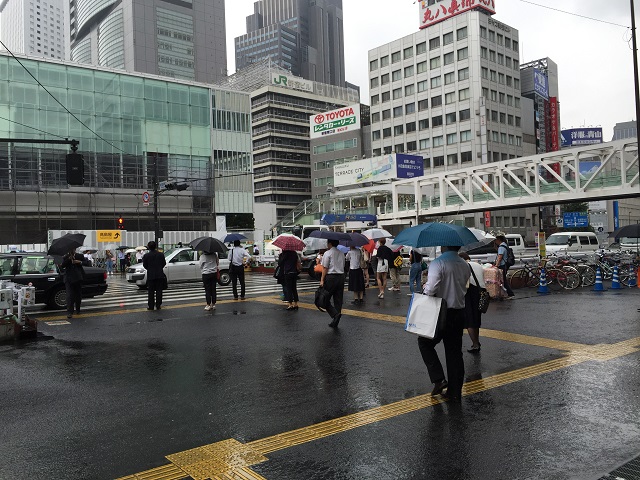朝の新宿駅南口改札口付近