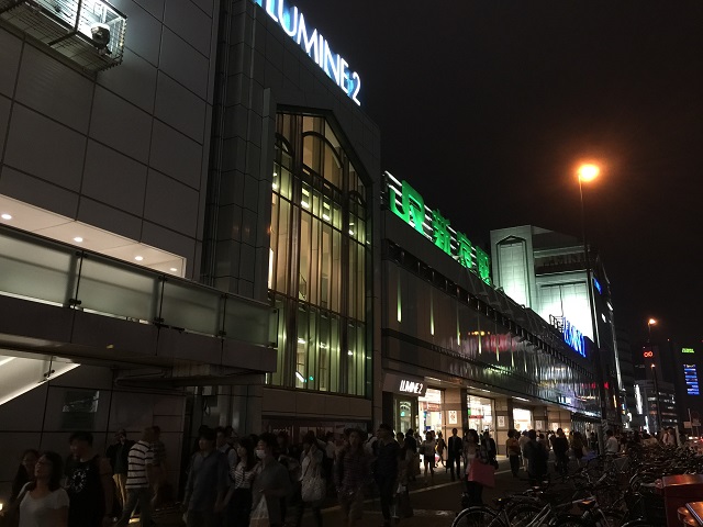 夜の新宿駅南口改札口付近